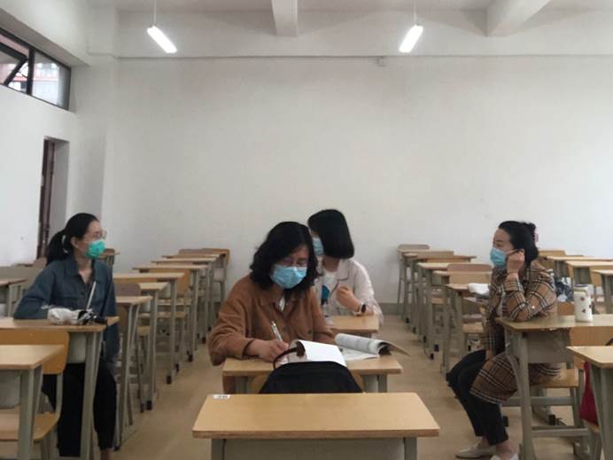 图片包含 室内, 桌子, 天花板, 厨房
描述已自动生成