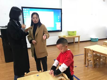 说明: 图片包含 人, 室内, 桌子, 小孩
描述已自动生成