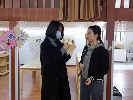 说明: 图片包含 人, 室内, 站, 男人
描述已自动生成