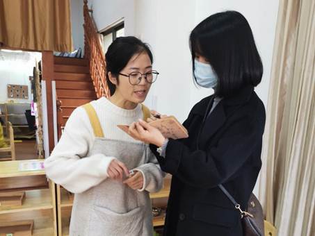 说明: 图片包含 人, 室内, 窗帘, 西装
描述已自动生成