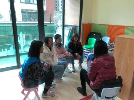 图片包含 人, 室内, 窗户, 小孩描述已自动生成