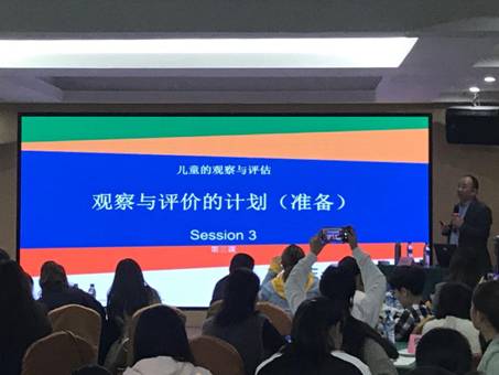 图片包含 人, 室内, 天花板, 人们描述已自动生成
