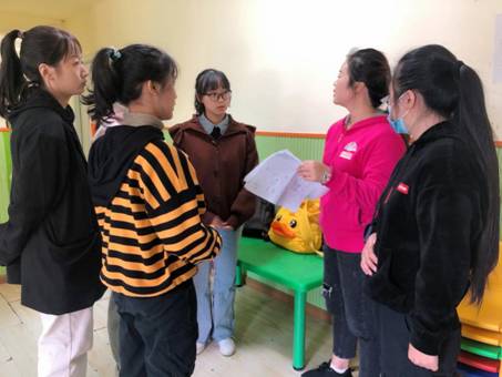 一群人站在台上描述已自动生成