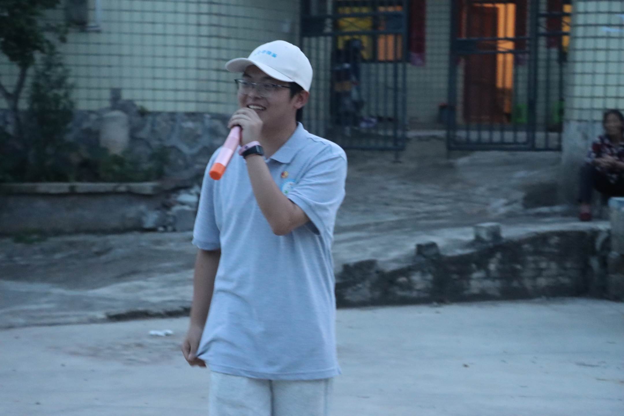 戴帽子的男人在街道边打电话
AI 生成的内容可能不正确。